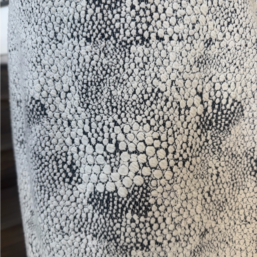 Black and White 3D Patterned Pencil Skirt - Picture 3 of 3
